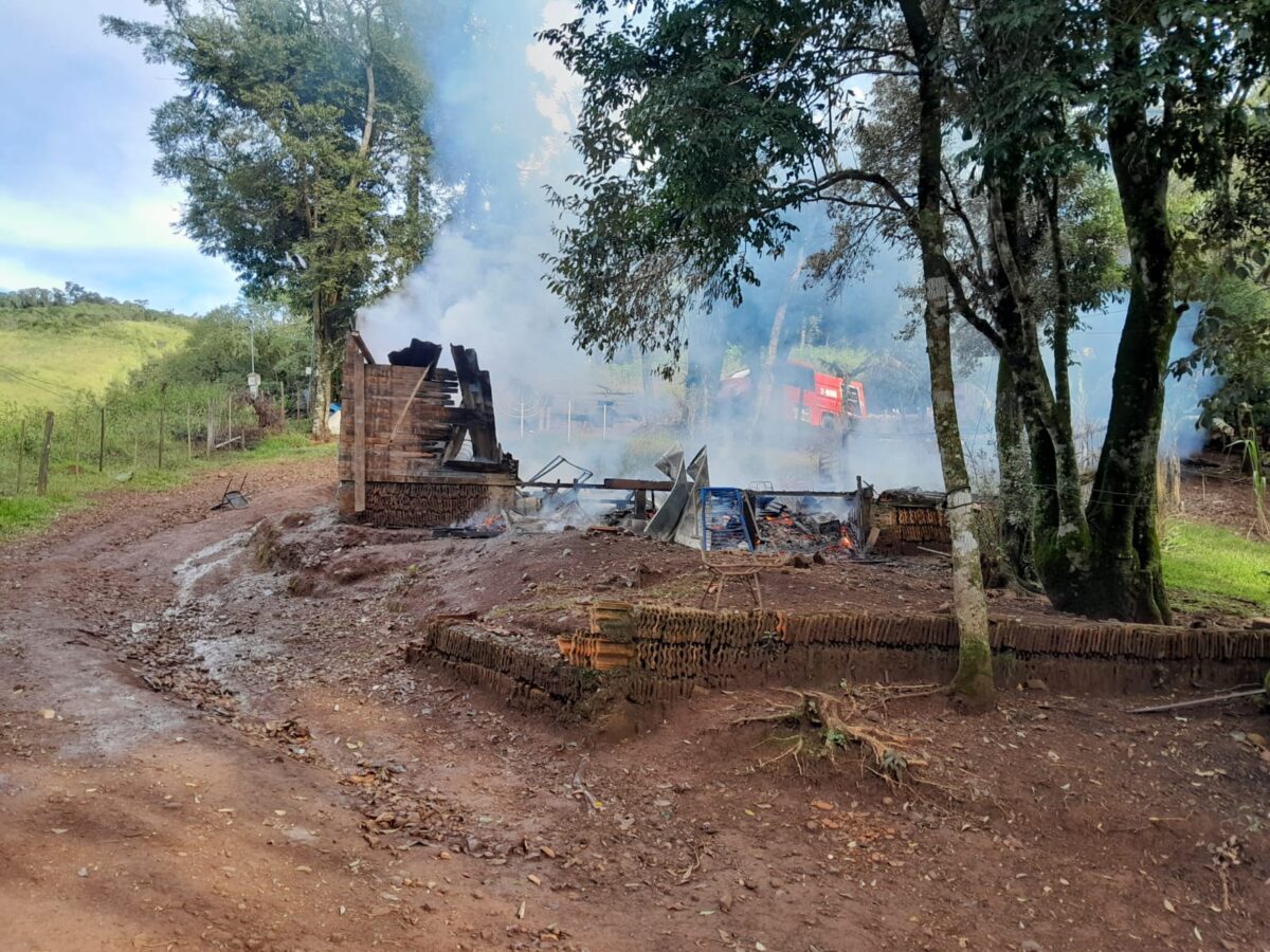 Incendio consumió una vivienda en Irigoyen: hay un herido 2 4 - heridos 2 - 3