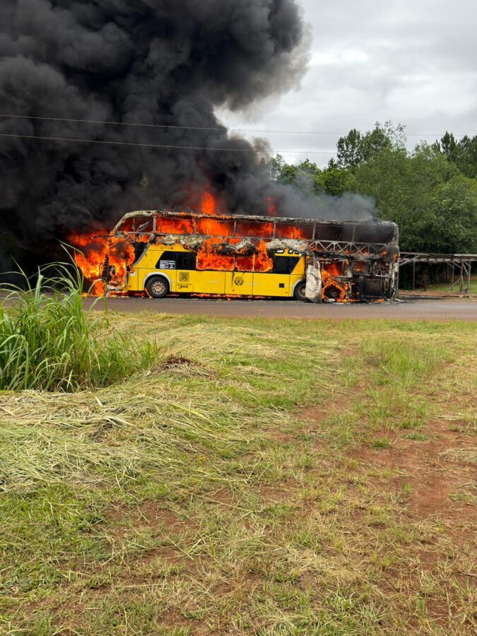Colectivo de larga distancia se prendió fuego en Mártires: no hubo heridos 1 2 - incendio colectivo 1 - 1