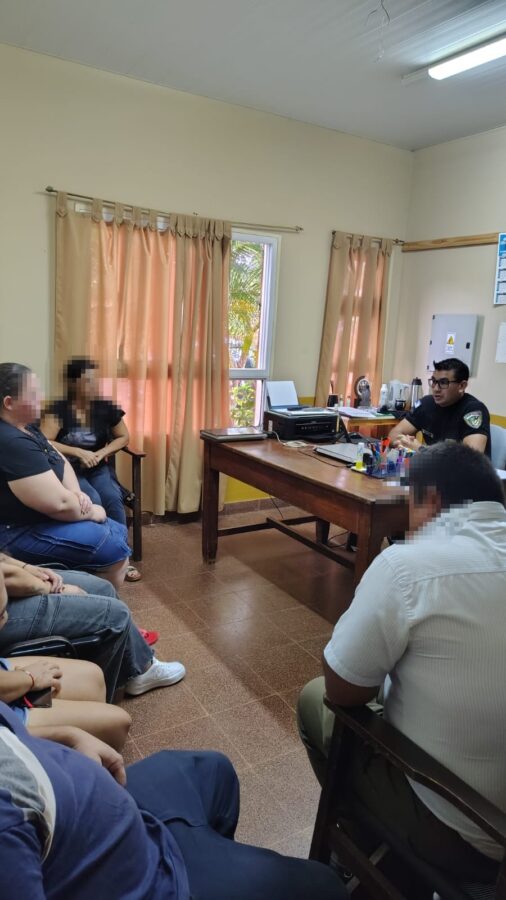 jovenes tomando vino 1 - 1