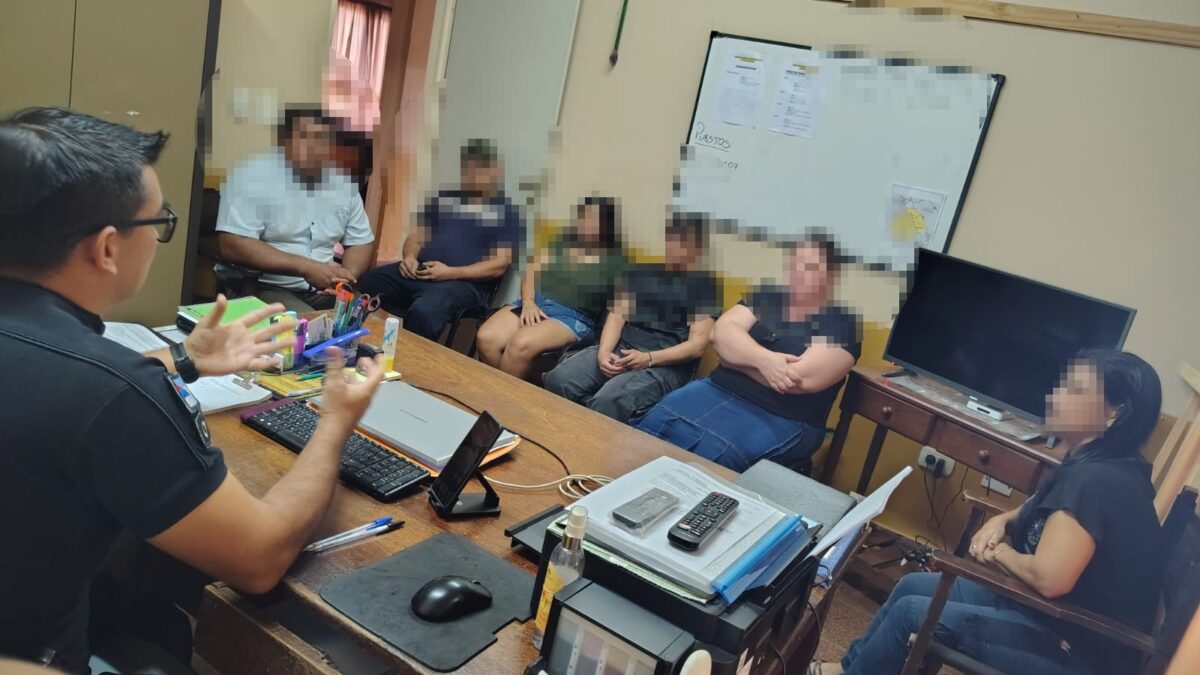 jovenes tomando vino (2)