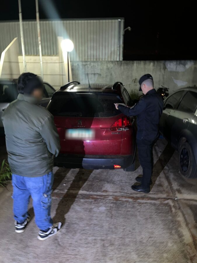 Cuatro detenidos en Capioví tras evadir un control vial con un Peugeot robado 1 2 - Cuatro detenidos en Misiones tras evadir un control vial con un Peugeot robado 1 - 1