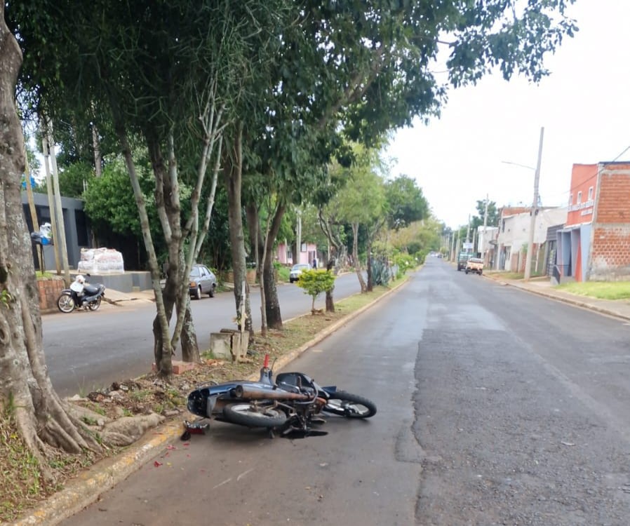 Dos hombres fueron hospitalizados tras chocar contra un árbol en Posadas 1 2 - Dos hombres fueron hospitalizados tras chocar contra un arbol en Posadas 1 - 1