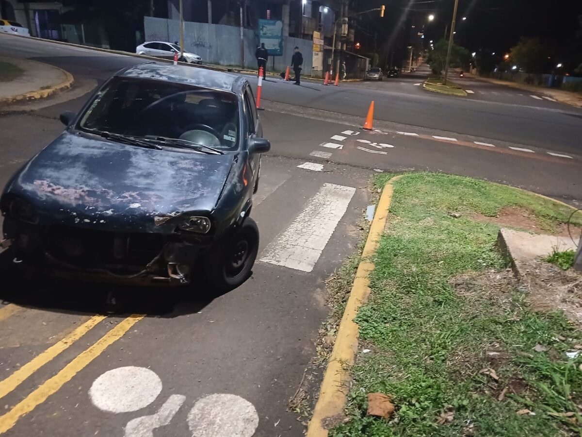 Dos menores lesionados y un conductor alcoholizado demorado tras choque en Posadas 1 - 3
