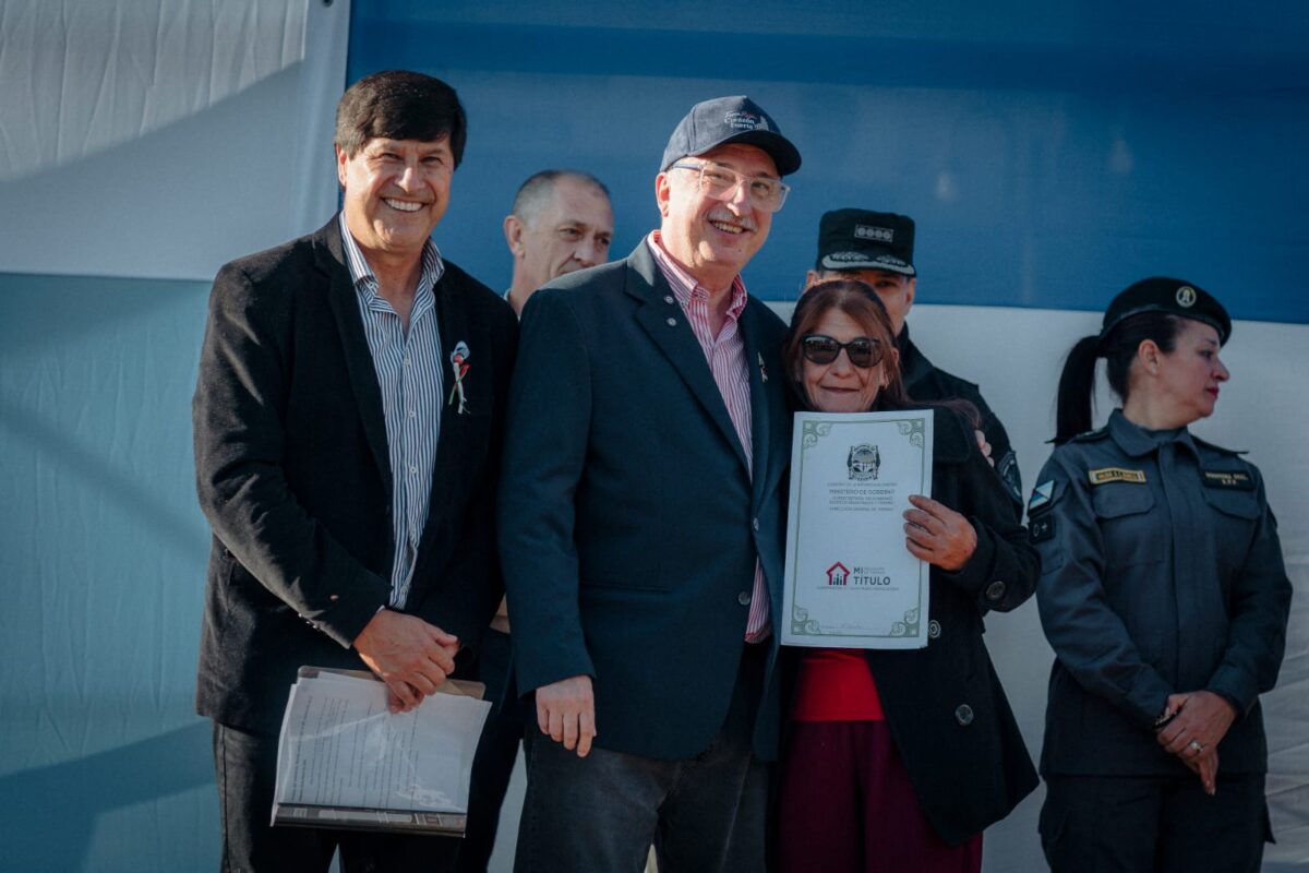Passalacqua encabezo el acto por los 80 anos de El Soberbio con nueva entrega de titulos de propiedad - 3