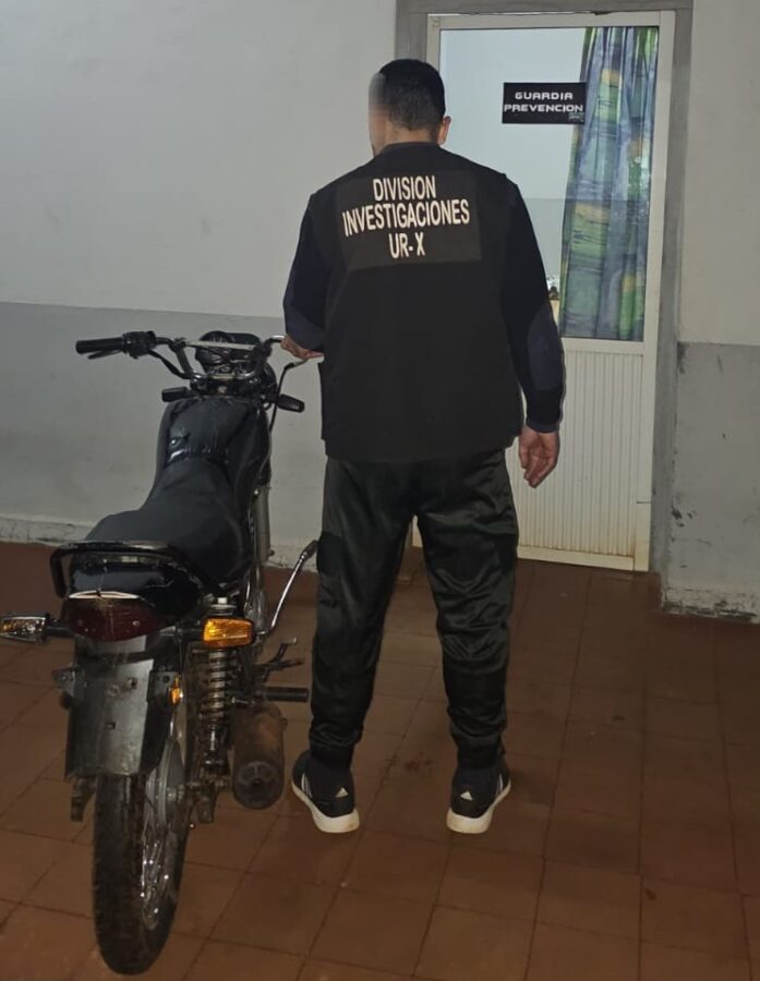 Quedó grabado en cámaras tras el robo de una moto y la Policía recuperó el rodado en Posadas 1 2 - Quedo grabado en camaras tras el robo de una moto y la Policia recupero el rodado 1 - 1