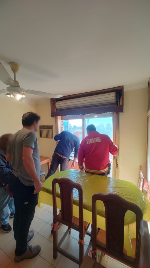 Se desplomo parte de un balcon de un edificio de Posadas descartan riesgo de derrumbe 1 - 1