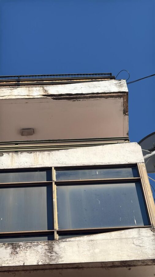 Se desplomo parte de un balcon de un edificio de Posadas descartan riesgo de derrumbe 2 - 3