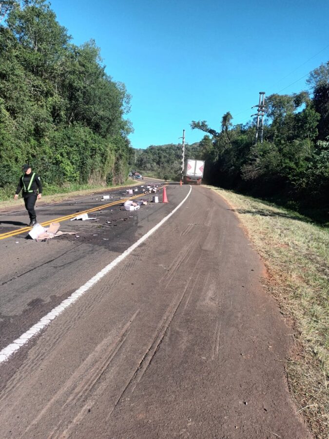 Un camion choco y perdio parte de su carga de vinos spnre la ruta 12 en Capiovi 1 - 3