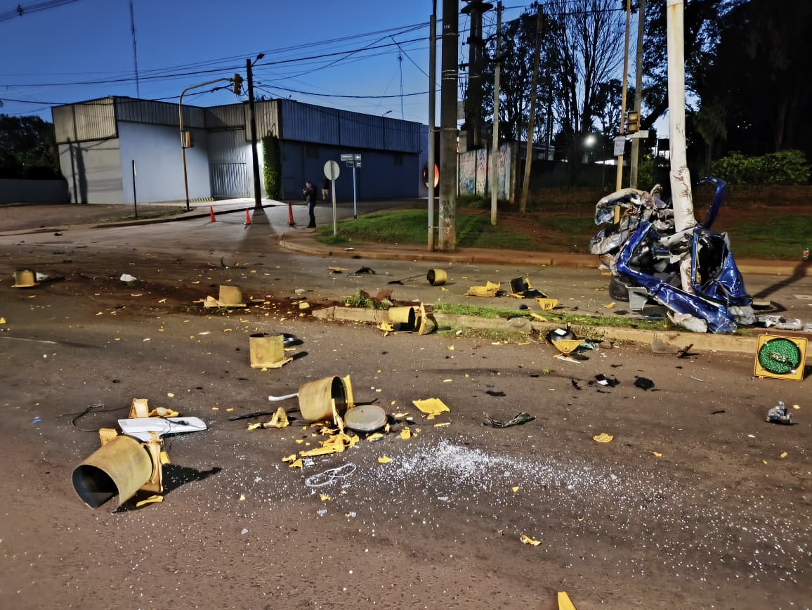 Un conductor alcoholizado choco contra un semaforo y partio su camioneta en Posadas no resulto lesionado 2 - 3