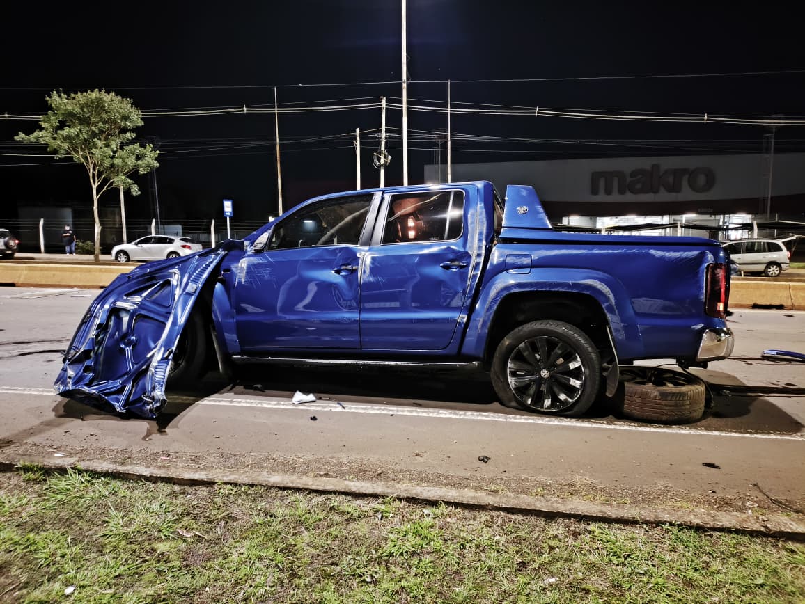 Un conductor alcoholizado choco contra un semaforo y partio su camioneta en Posadas no resulto lesionado 3 - 1