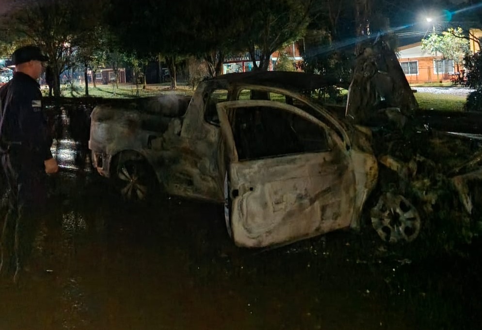 Camioneta se incendió tras un choque en Wanda: hay tres personas lesionadas 2 4 - camioneta incendio - 3