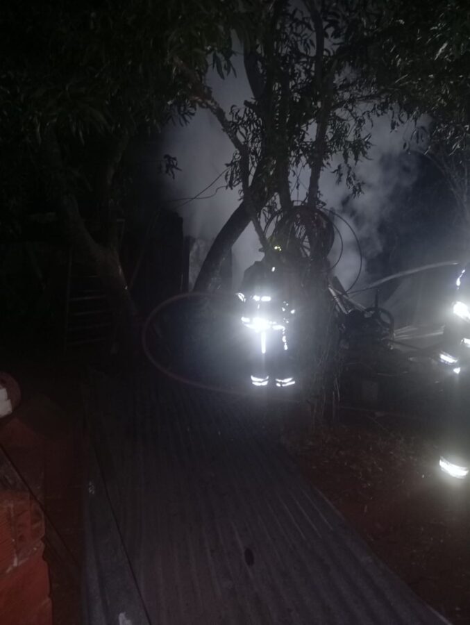 Un incendio destruyó por completo un depósito en Jardín América 1 2 - incendio 1 - 1