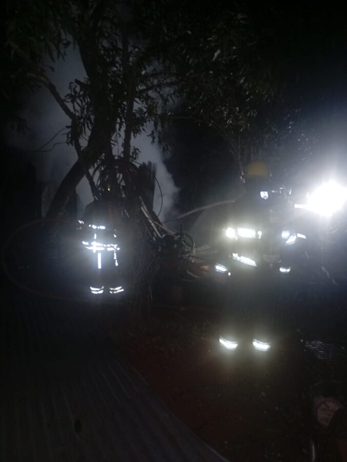 Un incendio destruyó por completo un depósito en Jardín América 2 4 - incendio 2 - 3