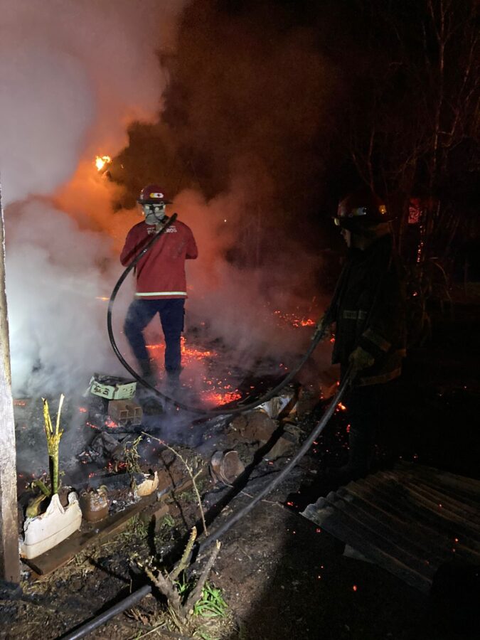 Incendio fatal en Santa Ana: hallaron un cuerpo entre los escombros 2 4 - incendio santa ana 2 - 3