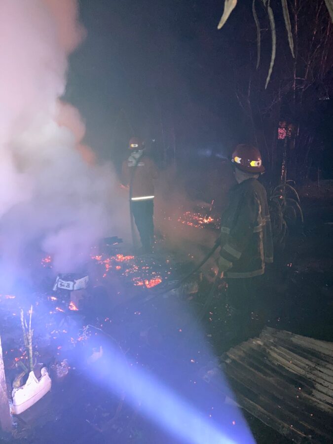 Incendio fatal en Santa Ana: hallaron un cuerpo entre los escombros 3 6 - incendio santa ana 3 - 5