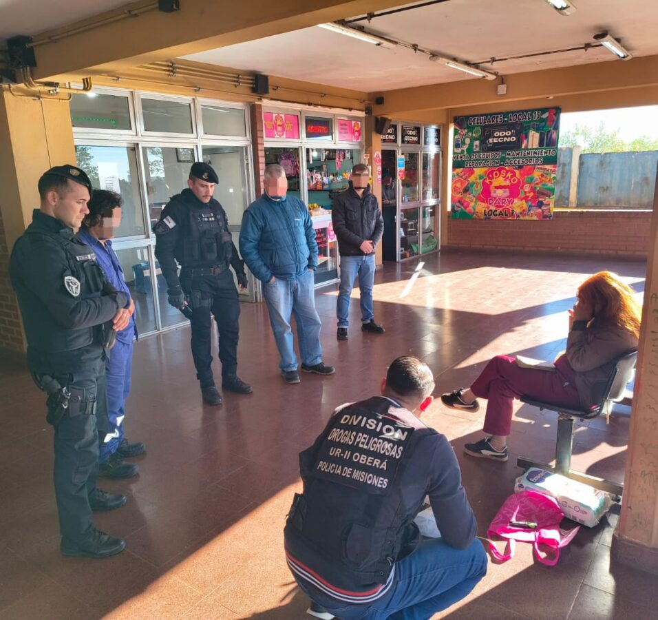 Oberá: discusión en la Terminal terminó con el secuestro de marihuana y una mujer detenida 2 4 - obera detenida 1 - 3