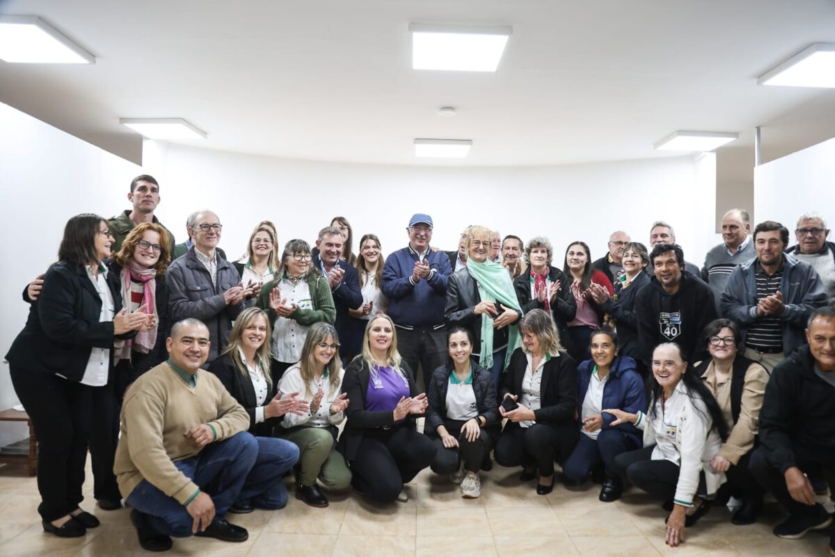 Passalacqua inauguró el nuevo edificio de la Municipalidad de Alberdi y entregó títulos de propiedad