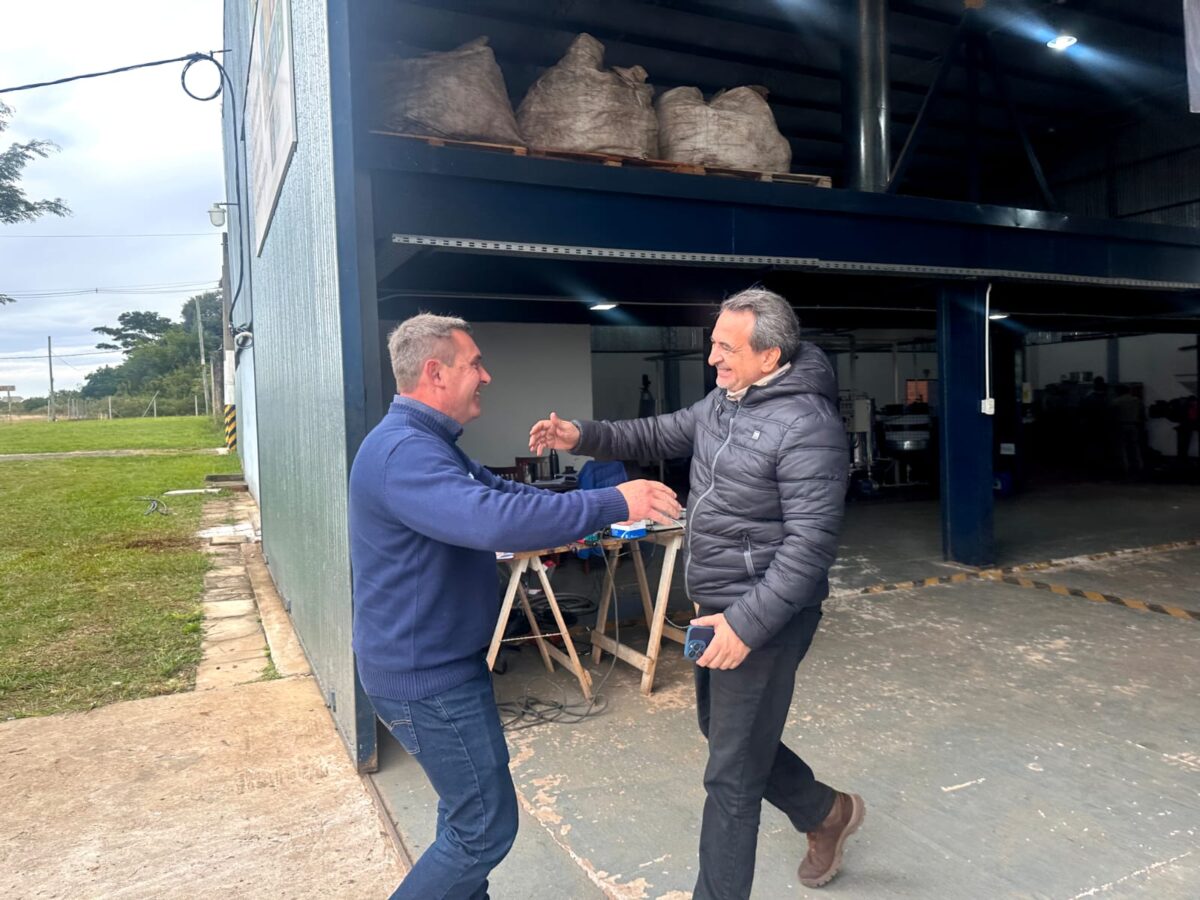 Sartori visitó empresa de reciclaje y la destacó como modelo ambiental que crece y genera empleo en Misiones 1 2 - sartri visita planta de reciclaje - 1