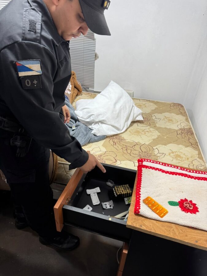 Allanaron a un hombre y lo detuvieron por amenazas de muerte y disparos contra su hermano 3 - 3
