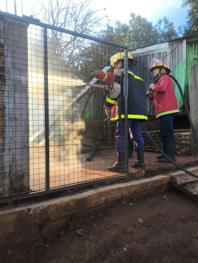 Bomberos actuaron a tiempo y controlaron un incendio en una vivienda de Apóstoles 1 2 - Bomberos actuaron a tiempo y controlaron un incendio en una vivienda de Apostoles 1 - 1