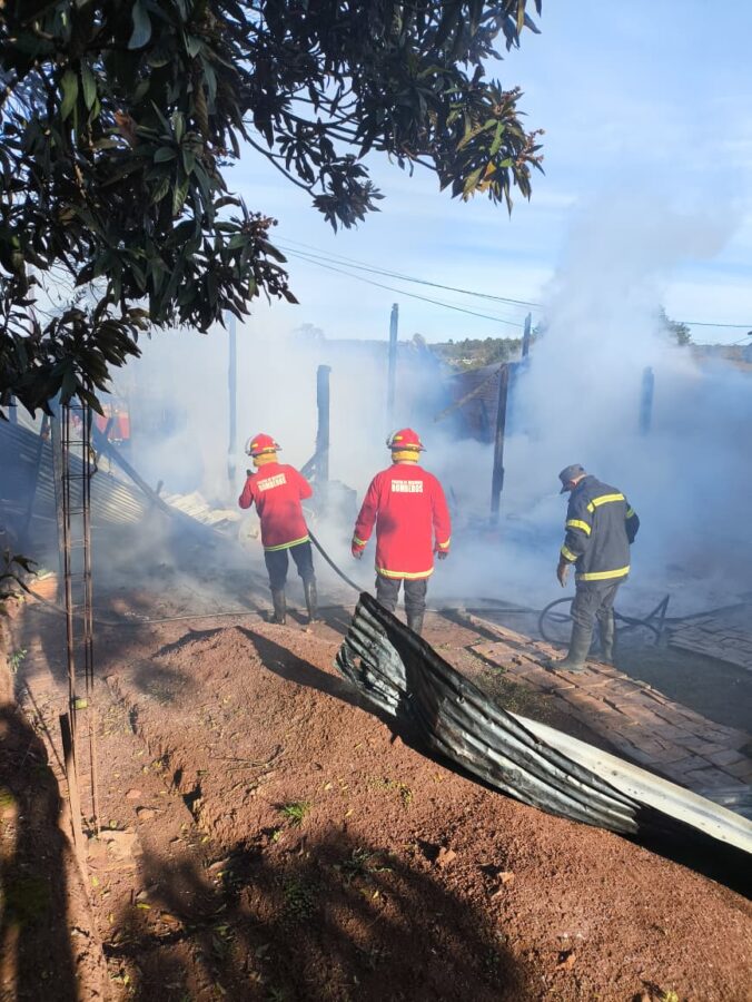 Bomberos actuaron a tiempo y controlaron un incendio en una vivienda de Apóstoles 2 4 - Bomberos actuaron a tiempo y controlaron un incendio en una vivienda de Apostoles 3 - 3