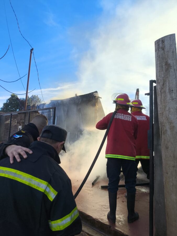 Bomberos actuaron a tiempo y controlaron un incendio en una vivienda de Apóstoles 3 6 - Bomberos actuaron a tiempo y controlaron un incendio en una vivienda de Apostoles 4 - 5