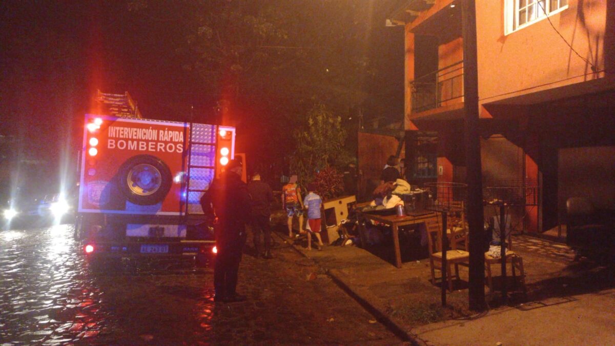 Bomberos sofocaron un incendio que consumió parte de una vivienda de Posadas 1 2 - Bomberos sofocaron un incendio que consumio parte de una vivienda de Posadas 1 - 1