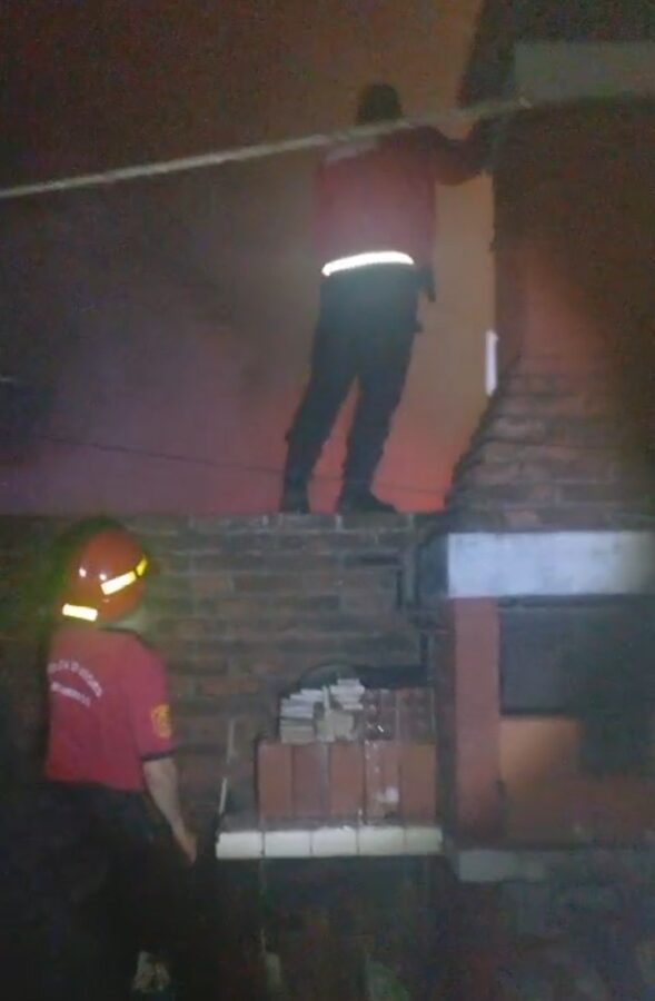 Bomberos sofocaron un incendio que consumió parte de una vivienda de Posadas 2 4 - Bomberos sofocaron un incendio que consumio parte de una vivienda de Posadas 2 - 3