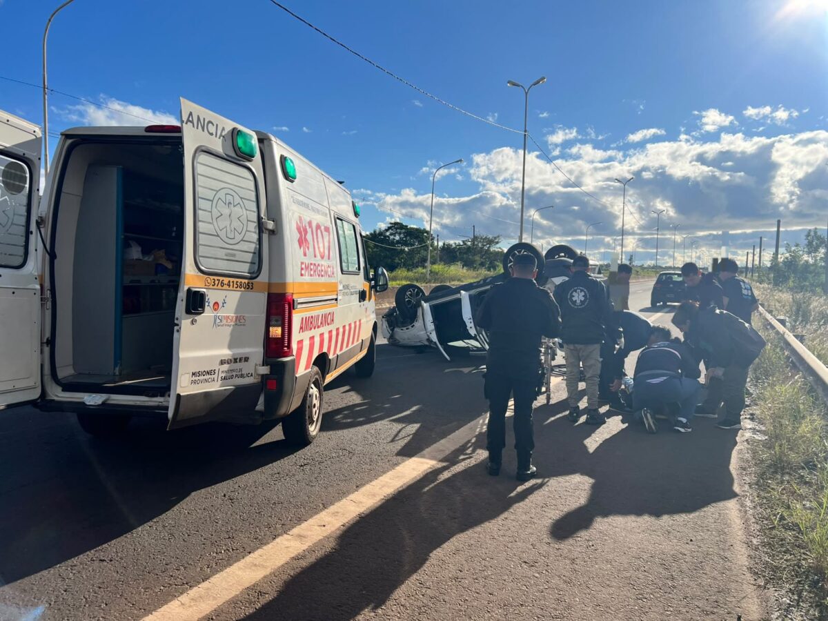 Despiste y vuelco en Garupá dejó a una mujer hospitalizada 1 2 - Despiste y vuelco 2 - 1