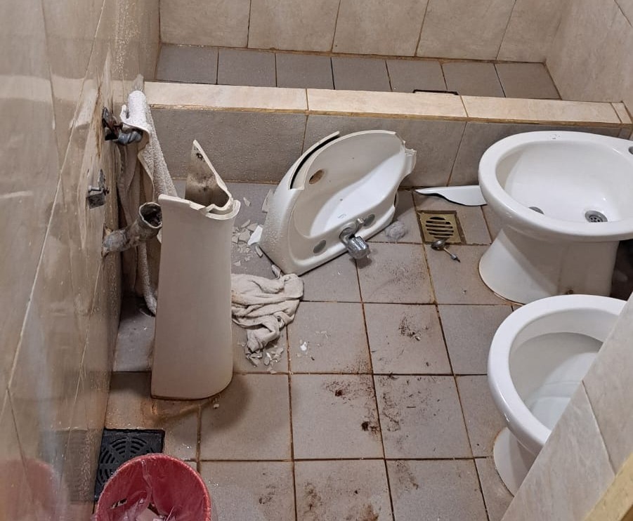 Destrozó una habitación de un motel tras ser "plantado" y fue detenido en Posadas 1 2 - Destrozo una habitacion de un motel tras ser plantado y fue detenido en Posadas 1 - 1