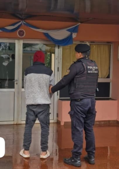 El comando arrestó a un delincuente tras un robo y recuperaron los elementos sustraídos en Oberá 1 2 - El comando arresto a un delincuente tras un robo y recuperaron los elementos sustraidos en Obera 2 - 1