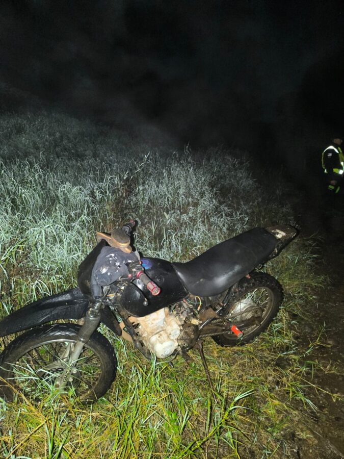 Hospitalizaron a dos hermanos menores de edad tras despistar y chocar con una moto en Cerro Cora1 - 1