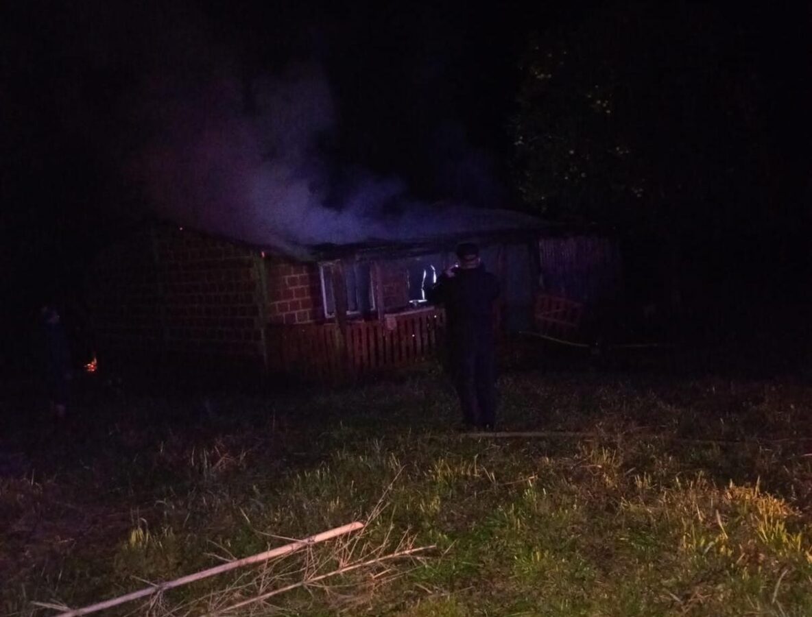 Hospitalizaron a una mujer tras el incendio de su vivienda en Eldorado 2 - 1
