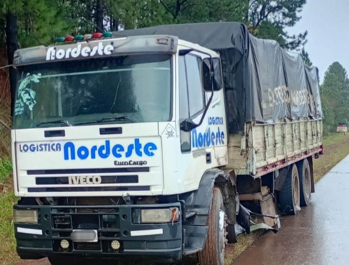 Impactante siniestro vial entre una camioneta y un camion dejo a dos lesionados en Fracran 2 - 3