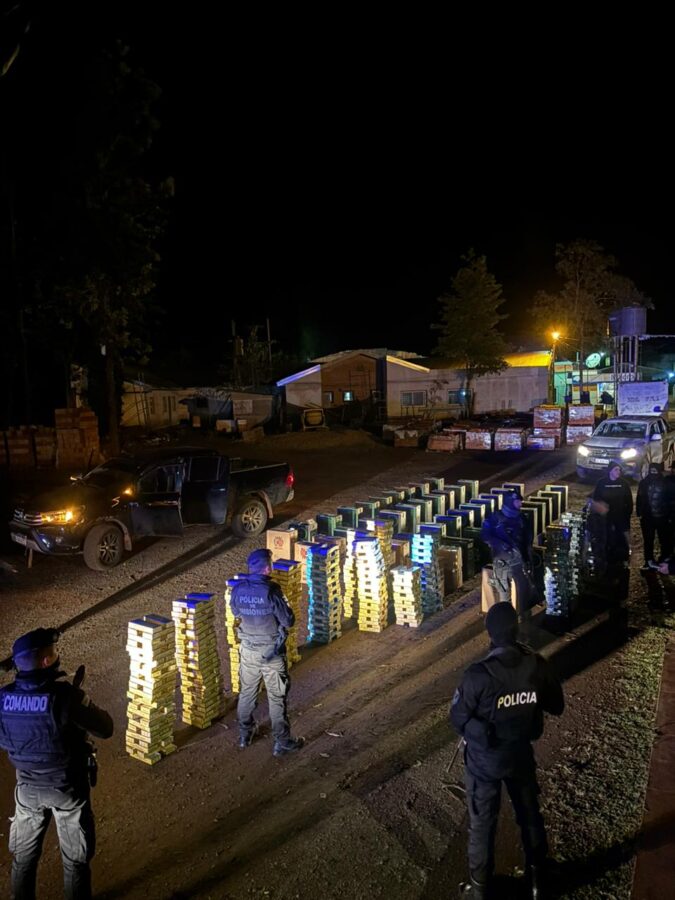 Incautaron cigarrillos de contrabando valuados en casi $100 millones y dos camionetas robadas en Pozo Azul 2 4 - Incautaron cigarrillos de contrabando valuados en casi 100 millones en Pozo Azul y dos camionetas robadas 1 - 3