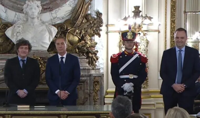 Javier Milei le tomó juramento a Diego Santilli como nuevo jefe de Gabinete