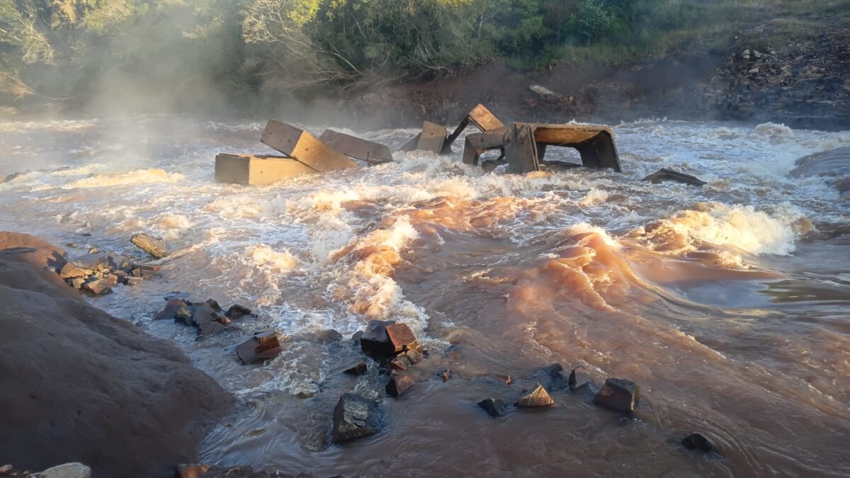 Las crecidas del río Uruguay y del arroyo Yabebiry obligaron a cerrar pasos fronterizos y un puente en Misiones