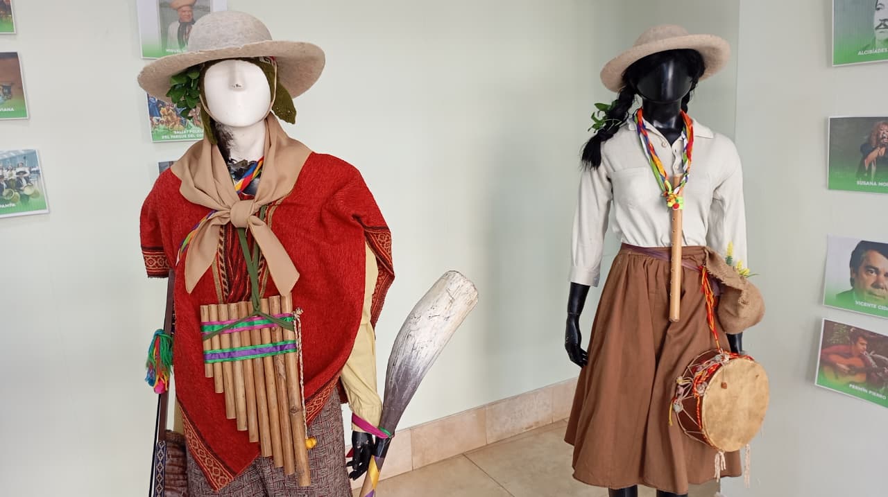 Inauguraron en Legislatura la muestra “Encontrarnos en nuestras raíces” por el Día Nacional del Folklorista 6 12 - Muestra 13 - 11