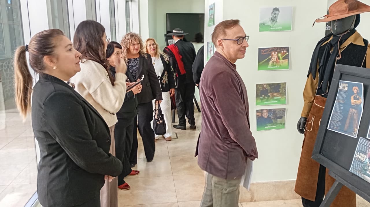 Inauguraron en Legislatura la muestra “Encontrarnos en nuestras raíces” por el Día Nacional del Folklorista 3 6 - Muestra 9 - 5