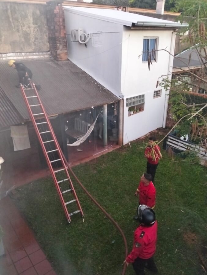 Rescataron a una mujer y a su hijo atrapados en un incendio en Posadas 1 - 1