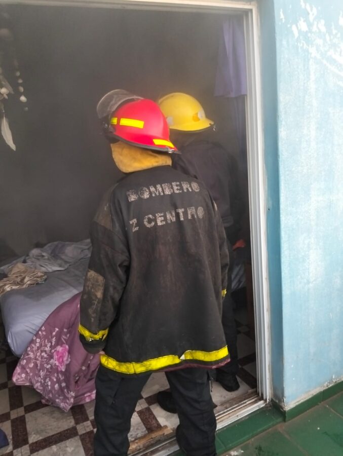 Rescataron a una mujer y a su hijo atrapados en un incendio en Posadas 2 - 5