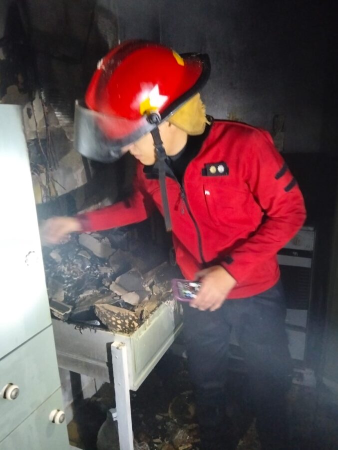 Rescataron a una mujer y a su hijo atrapados en un incendio en Posadas 3 - 3