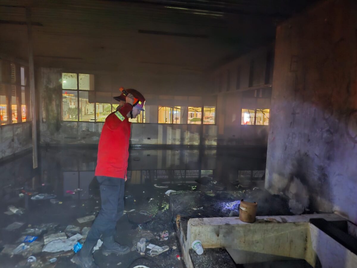 Sofocaron un incendio en el edificio de una ex estacion de servicio en Posadas 1 - 1