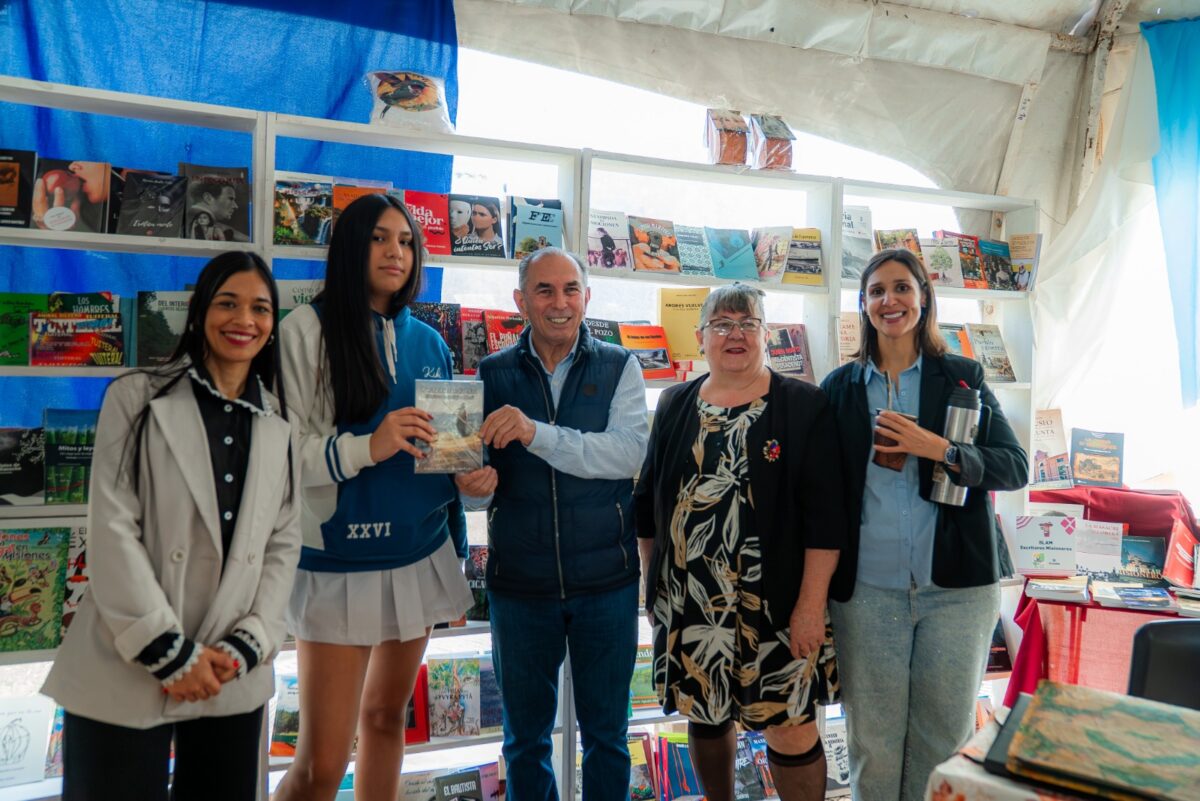 Stelatto visito la Feria del Libro y afirmo que enriquece a jovenes y grandes 4 - 1