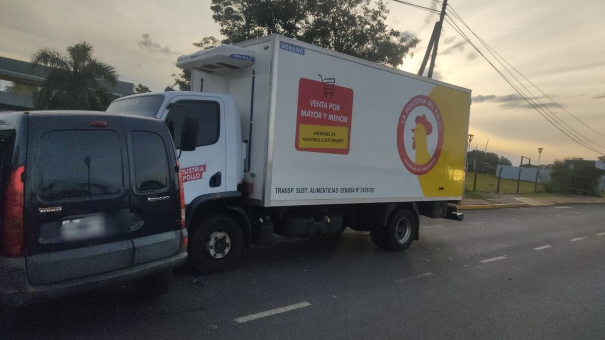 Tres personas fueron hospitalizadas tras un choque entre un camión y un utilitario en Posadas 1 2 - Tres personas fueron hospitalizadas tras una colision entre un camion y un utilitario en Posadas 1 - 1