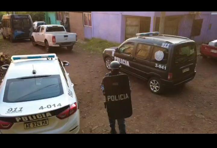 Cuatro allanamientos simultáneos y nuevos secuestros tras el robo a una farmacia de Eldorado 1 2 - allanamiento eldorado 1 - 1