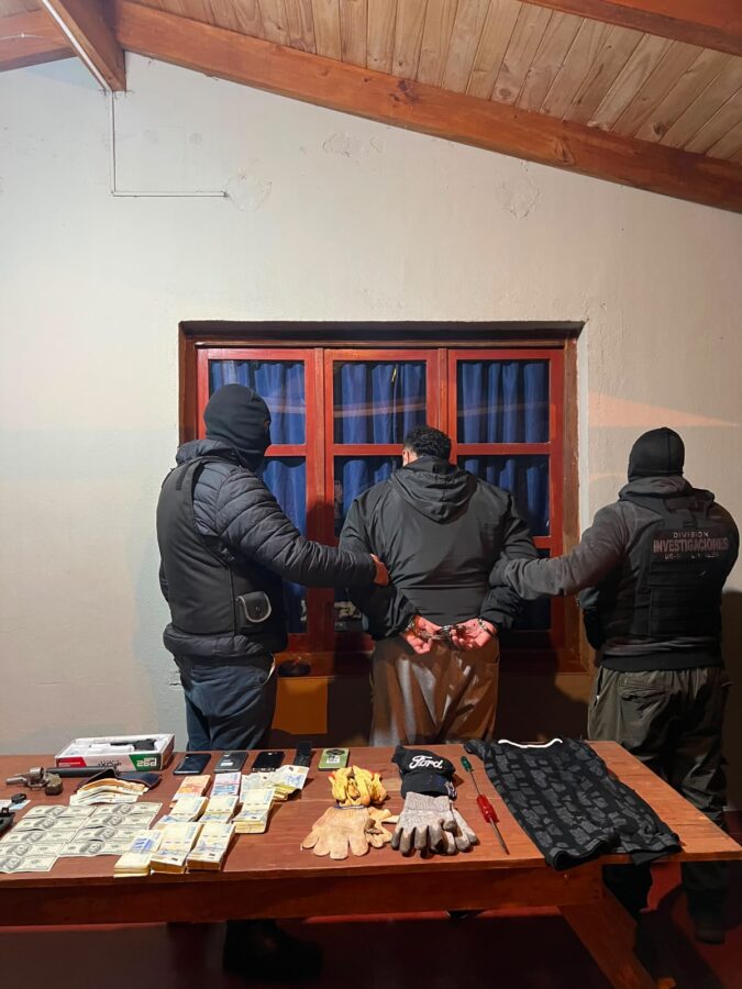 Recuperaron más de $14 millones y detuvieron a dos sospechosos por un robo ocurrido en Cerro Azul 2 4 - detenidos robo 2 - 3