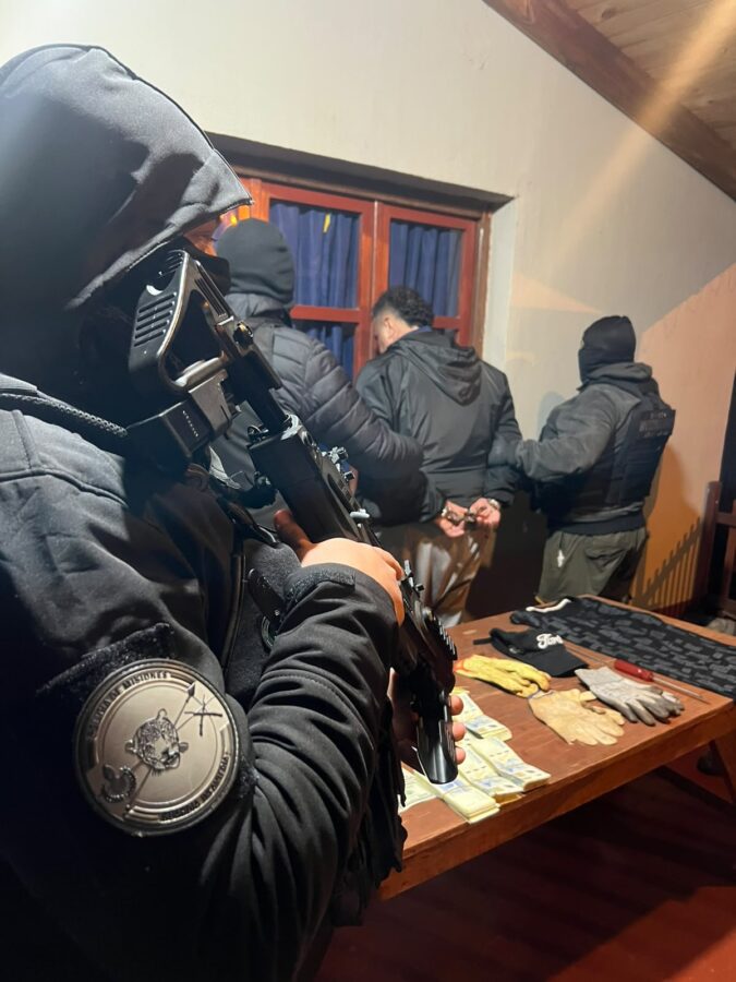Recuperaron más de $14 millones y detuvieron a dos sospechosos por un robo ocurrido en Cerro Azul 4 8 - detenidos robo 5 - 7