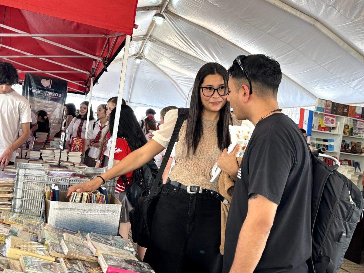 Más de 1.700 estudiantes ya pasaron por la Feria del Libro 2026 de Posadas 1 2 - feria del libro posadas 1 - 1