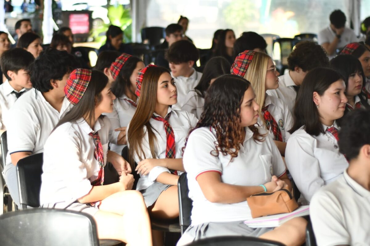 Más de 1.700 estudiantes ya pasaron por la Feria del Libro 2026 de Posadas 4 8 - feria del libro posadas 4 - 7